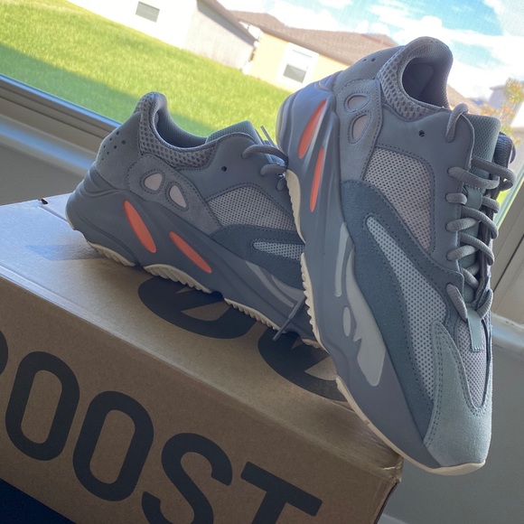 Yeezy boost 700 INERTIA size 9.5